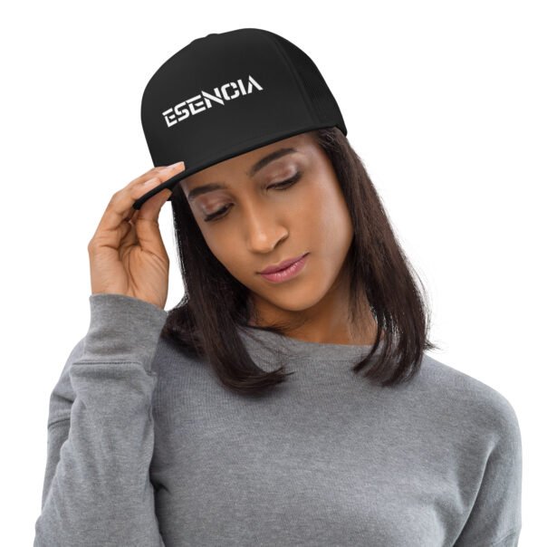 Descubre el Poder de las Gorras ESENCIA Las gorras no son solo un accesorio; son una declaración de estilo y actitud. Las gorras ESENCIA combinan diseño único, calidad superior y funcionalidad, haciéndolas imprescindibles para quienes buscan lucir increíbles mientras cuidan su bienestar.